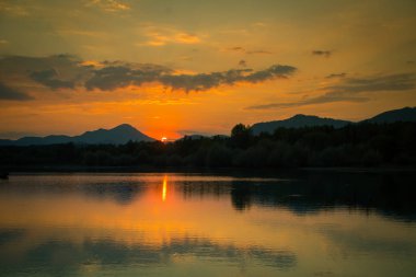Göl, dağ ve orman ile bir güzel, renkli günbatımı manzara. Yaz aylarında dağ Gölü üzerinde doğal akşam sahne. Tatra Dağları Slovakya, Europe.
