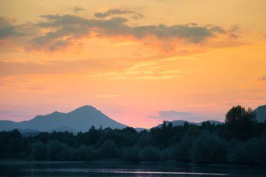 Göl, dağ ve orman ile bir güzel, renkli günbatımı manzara. Yaz aylarında dağ Gölü üzerinde doğal akşam sahne. Tatra Dağları Slovakya, Europe.