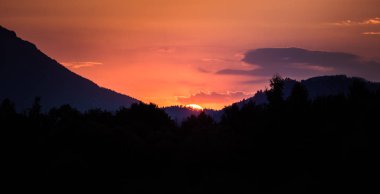 Dağlar, göl ve orman mor tonlarda üzerinde güzel, renkli bir günbatımı. Soyut, parlak manzara. Tatra Dağları Slovakya, Europe.