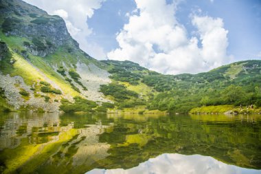 Güzel, temiz bir sakin, güneşli gün dağ vadisinde gölde. Yaz aylarında su ile dağ manzarası. Tatry dağlara Slovakya, Europe.