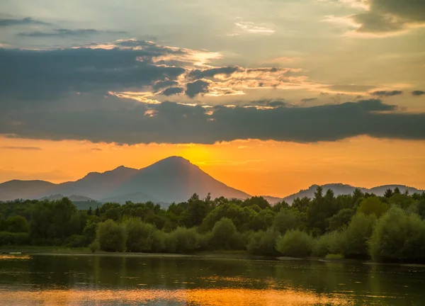 Göl, dağ ve orman ile bir güzel, renkli günbatımı manzara. Yaz aylarında dağ Gölü üzerinde doğal akşam sahne. Tatra Dağları Slovakya, Europe.