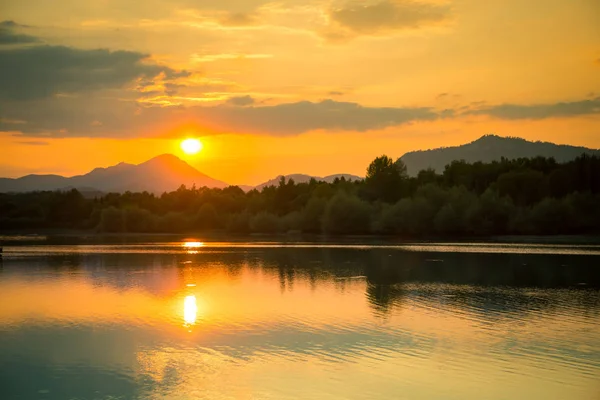 Göl, dağ ve orman ile bir güzel, renkli günbatımı manzara. Yaz aylarında dağ Gölü üzerinde doğal akşam sahne. Tatra Dağları Slovakya, Europe.