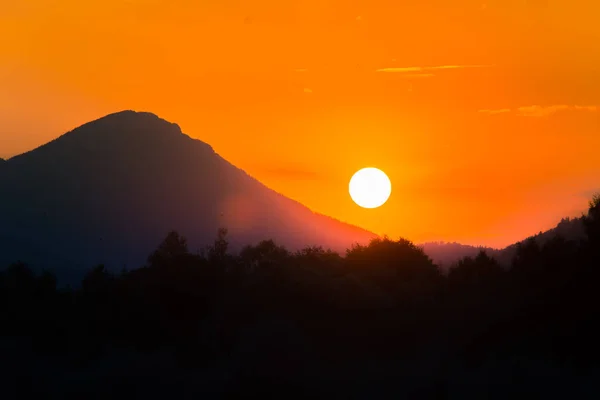 Eine Wunderschöne Farbenfrohe Sonnenuntergangslandschaft Mit See Berg Und Wald Natürliche — Stockfoto