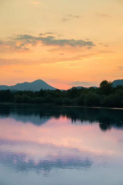 Göl, dağ ve orman ile bir güzel, renkli günbatımı manzara. Yaz aylarında dağ Gölü üzerinde doğal akşam sahne. Tatra Dağları Slovakya, Europe.