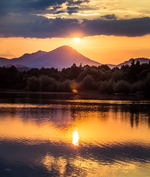 Magnifique Coucher Soleil Coloré Sur Les Montagnes Lac Forêt Dans — Photo