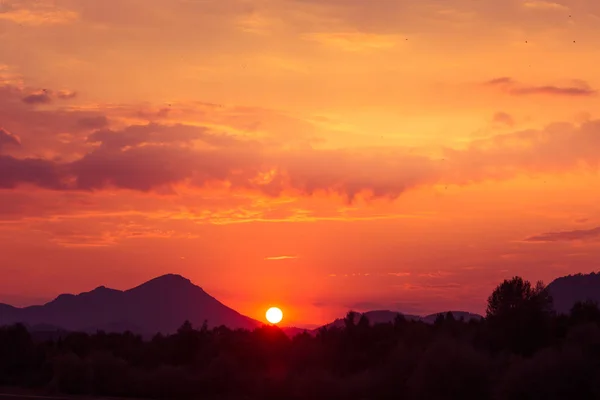 Dağlar, göl ve orman mor tonlarda üzerinde güzel, renkli bir günbatımı. Soyut, parlak manzara. Tatra Dağları Slovakya, Europe.
