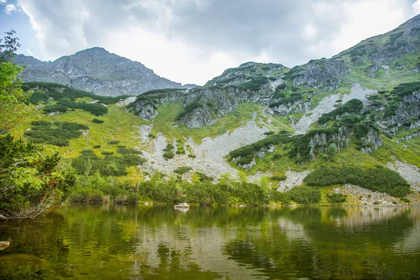 Belo Lago Limpo Vale Montanha Dia Calmo Ensolarado Paisagem Montanha — Fotografia de Stock