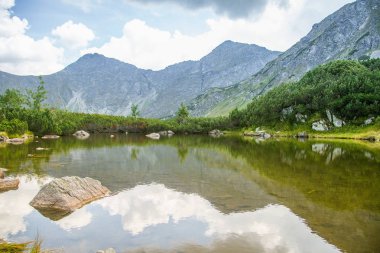 Güzel, temiz bir sakin, güneşli gün dağ vadisinde gölde. Yaz aylarında su ile dağ manzarası. Tatry dağlara Slovakya, Europe.