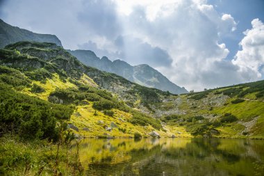Güzel, temiz bir sakin, güneşli gün dağ vadisinde gölde. Yaz aylarında su ile dağ manzarası. Tatry dağlara Slovakya, Europe.