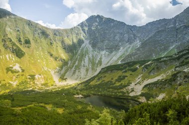 Güzel, temiz bir sakin, güneşli gün dağ vadisinde gölde. Yaz aylarında su ile dağ manzarası. Tatry dağlara Slovakya, Europe.