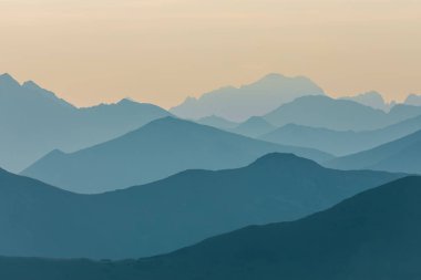 Güzel, renkli, soyut dağ manzarası Sunrise. Minimalist manzara mavi tonları sabah dağlarda. Tatra mounains Slovakya, Europe.