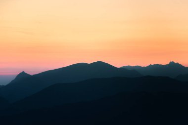 Güzel, renkli, soyut dağ manzarası Sunrise. Minimalist manzara mavi tonları sabah dağlarda. Tatra mounains Slovakya, Europe.