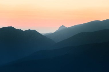 Güzel, renkli, soyut dağ manzarası Sunrise. Minimalist manzara mavi tonları sabah dağlarda. Tatra mounains Slovakya, Europe.