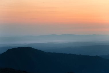 Güzel, renkli, soyut dağ manzarası Sunrise. Minimalist manzara mavi tonları sabah dağlarda. Tatra mounains Slovakya, Europe.