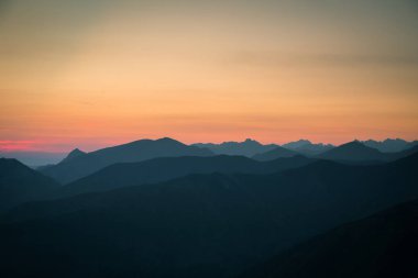 Güzel, renkli, soyut dağ manzarası Sunrise. Minimalist manzara mavi tonları sabah dağlarda. Tatra mounains Slovakya, Europe.