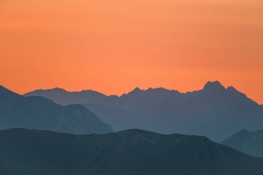 Güzel, renkli, soyut dağ manzarası Sunrise. Minimalist manzara mavi tonları sabah dağlarda. Tatra mounains Slovakya, Europe.