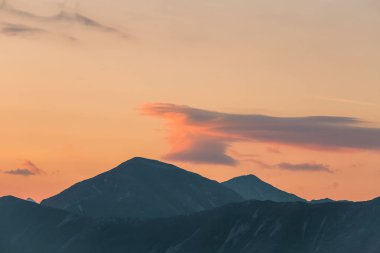 Güzel, renkli, soyut dağ manzarası Sunrise. Minimalist manzara mavi tonları sabah dağlarda. Tatra mounains Slovakya, Europe.