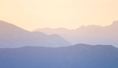 Güzel, renkli, soyut dağ manzarası Sunrise. Minimalist manzara mavi tonları sabah dağlarda. Tatra mounains Slovakya, Europe.