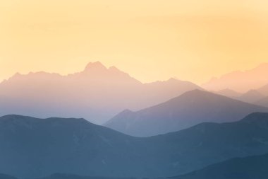 Güzel, renkli, soyut dağ manzarası Sunrise. Minimalist manzara mavi tonları sabah dağlarda. Tatra mounains Slovakya, Europe.