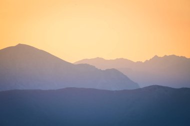 Güzel, renkli, soyut dağ manzarası Sunrise. Minimalist manzara mavi tonları sabah dağlarda. Tatra mounains Slovakya, Europe.