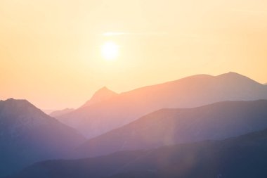 Güzel, renkli, soyut dağ manzarası Sunrise. Minimalist manzara mavi tonları sabah dağlarda. Tatra mounains Slovakya, Europe.