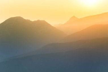 Güzel, renkli, soyut dağ manzarası Sunrise. Minimalist manzara mavi tonları sabah dağlarda. Tatra mounains Slovakya, Europe.