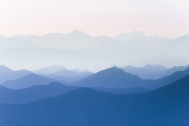 Renkli, soyut çift pozlama dağ Sunrise. Renk geçişlerini ile minimalist sahne. Tatra Dağları Slovakya, Europe.