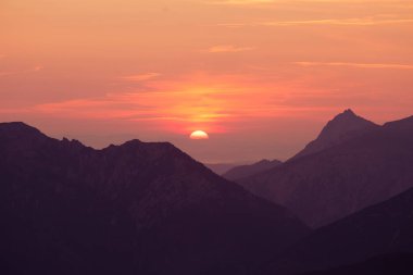 Bir güzel, renkli gündoğumu nasıldır purlpe sesi dağlarında. Soyut, minimalist manzara Tatra Dağları'nda. Renk geçişlerini. Tatra Dağları Slovakya, Europe.