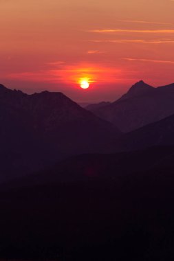 Bir güzel, renkli gündoğumu nasıldır purlpe sesi dağlarında. Soyut, minimalist manzara Tatra Dağları'nda. Renk geçişlerini. Tatra Dağları Slovakya, Europe.