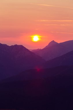 Bir güzel, renkli gündoğumu nasıldır purlpe sesi dağlarında. Soyut, minimalist manzara Tatra Dağları'nda. Renk geçişlerini. Tatra Dağları Slovakya, Europe.
