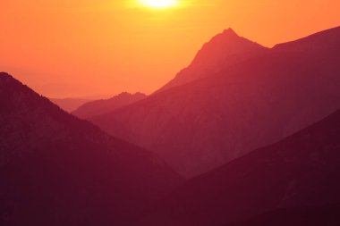 Bir güzel, renkli gündoğumu nasıldır purlpe sesi dağlarında. Soyut, minimalist manzara Tatra Dağları'nda. Renk geçişlerini. Tatra Dağları Slovakya, Europe.