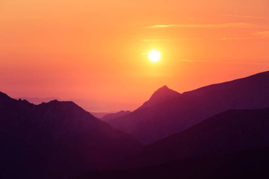 Bir güzel, renkli gündoğumu nasıldır purlpe sesi dağlarında. Soyut, minimalist manzara Tatra Dağları'nda. Renk geçişlerini. Tatra Dağları Slovakya, Europe.