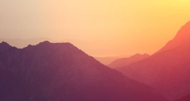 Bir güzel, renkli gündoğumu nasıldır purlpe sesi dağlarında. Soyut, minimalist manzara Tatra Dağları'nda. Renk geçişlerini. Tatra Dağları Slovakya, Europe.