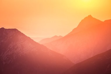 Bir güzel, renkli gündoğumu nasıldır purlpe sesi dağlarında. Soyut, minimalist manzara Tatra Dağları'nda. Renk geçişlerini. Tatra Dağları Slovakya, Europe.
