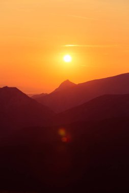 Bir güzel, renkli gündoğumu nasıldır purlpe sesi dağlarında. Soyut, minimalist manzara Tatra Dağları'nda. Renk geçişlerini. Tatra Dağları Slovakya, Europe.