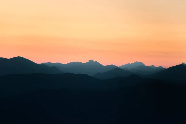 Uma Paisagem Montanha Bonita Colorida Abstrata Nascer Sol Paisagem Minimalista — Fotografia de Stock