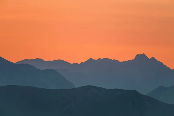 日の出の美しい カラフルな抽象的な山の風景 ブルーの色調で朝の山のミニマルな風景 ヨーロッパ スロバキアのタトラ Mounains — ストック写真