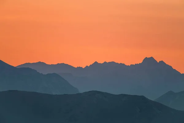 日出时美丽 多彩的抽象山景 在早晨蓝色色调的山脉的极简主义景观 塔特拉在斯洛伐克 欧洲骑山 — 图库照片