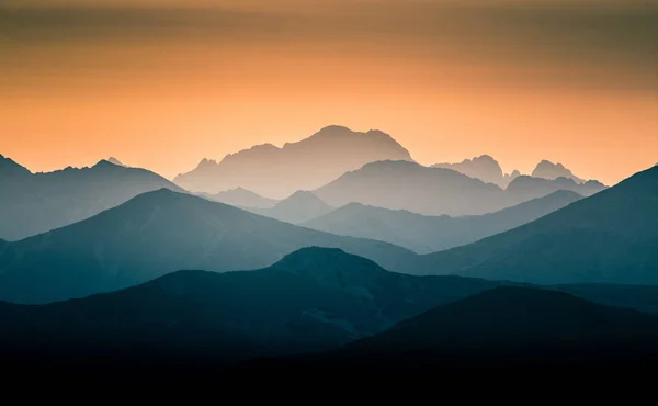 Uma Paisagem Montanha Bonita Colorida Abstrata Nascer Sol Paisagem Minimalista — Fotografia de Stock