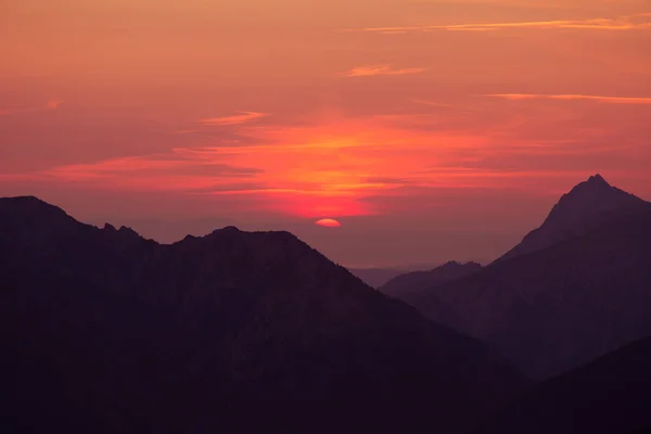 Una Bella Colorata Scenografia All Alba Montagna Tono Purlpe Paesaggio — Foto Stock