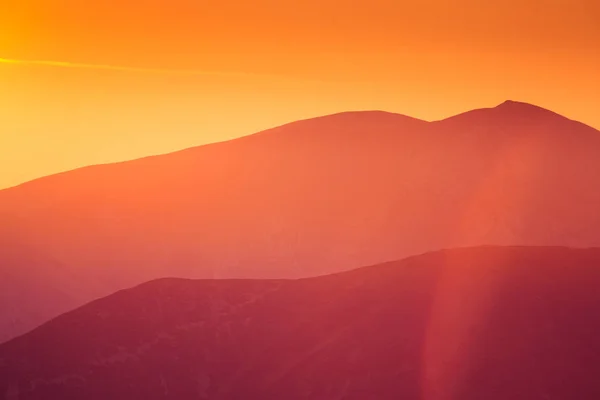 Una Hermosa Colorida Escena Salida Del Sol Las Montañas Tono — Foto de Stock