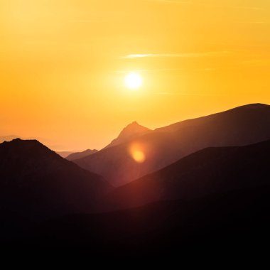 Güzel bir minimalist manzara sıcak tonları dağlarda üzerinde gündoğumu sırasında. Soyut, renkli sabah dağlarda toplayan. Tatra Dağları Slovakya, Europe.