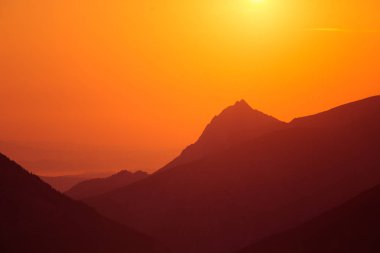 Güzel bir minimalist manzara sıcak tonları dağlarda üzerinde gündoğumu sırasında. Soyut, renkli sabah dağlarda toplayan. Tatra Dağları Slovakya, Europe.