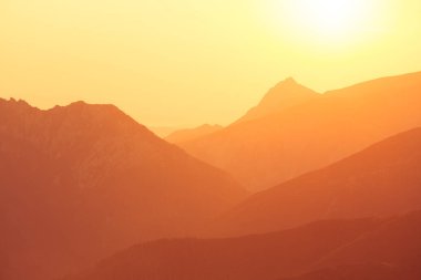 Güzel bir minimalist manzara sıcak tonları dağlarda üzerinde gündoğumu sırasında. Soyut, renkli sabah dağlarda toplayan. Tatra Dağları Slovakya, Europe.