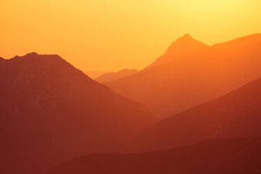 Güzel bir minimalist manzara sıcak tonları dağlarda üzerinde gündoğumu sırasında. Soyut, renkli sabah dağlarda toplayan. Tatra Dağları Slovakya, Europe.