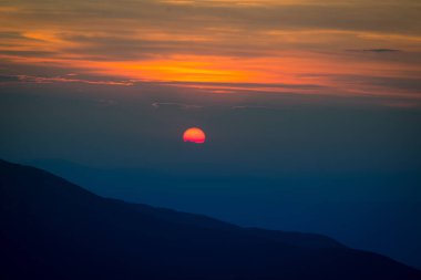 Güzel minimalist dağ gün batımı manzarası. Dağ manzarası doğal renklerde günbatımı sırasında. Tatra Dağları Slovakya, Europe.