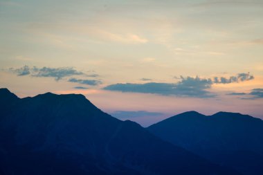 Güzel minimalist dağ gün batımı manzarası. Dağ manzarası doğal renklerde günbatımı sırasında. Tatra Dağları Slovakya, Europe.