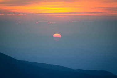 Güzel minimalist dağ gün batımı manzarası. Dağ manzarası doğal renklerde günbatımı sırasında. Tatra Dağları Slovakya, Europe.