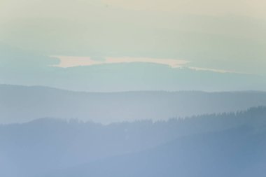 Güzel minimalist dağ gün batımı manzarası. Dağ manzarası doğal renklerde günbatımı sırasında. Tatra Dağları Slovakya, Europe.