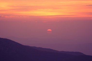 Mor tonlarda dağ günbatımı güzel, minimalist toplayan. Soyut, renkli dağ manzarası. Tatra Dağları Slovakya, Europe.